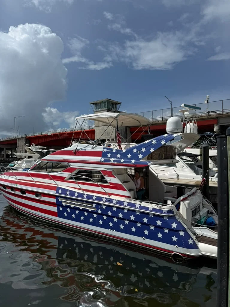 Capitán América viewed from its stern quarter